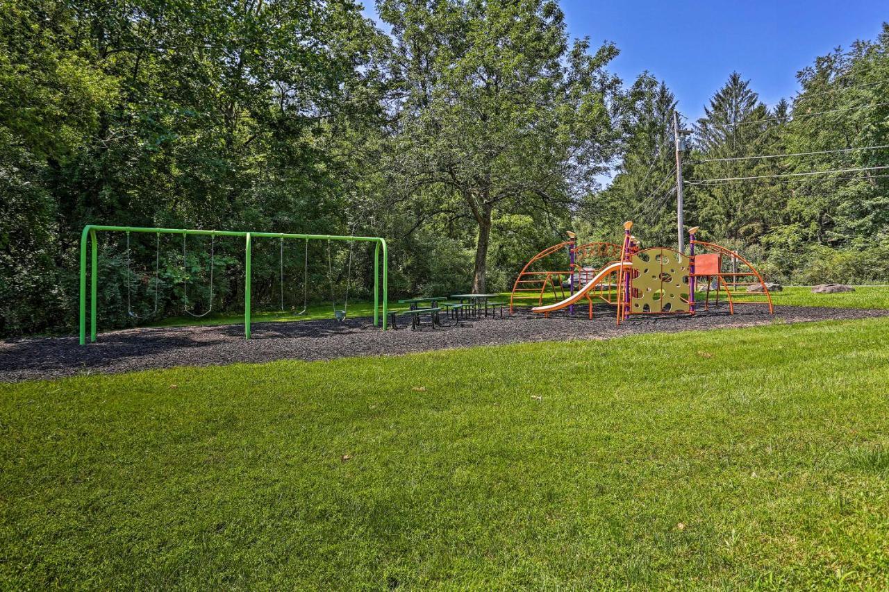 Modern East Stroudsburg Home With Deck And Gas Grill! Eksteriør bilde