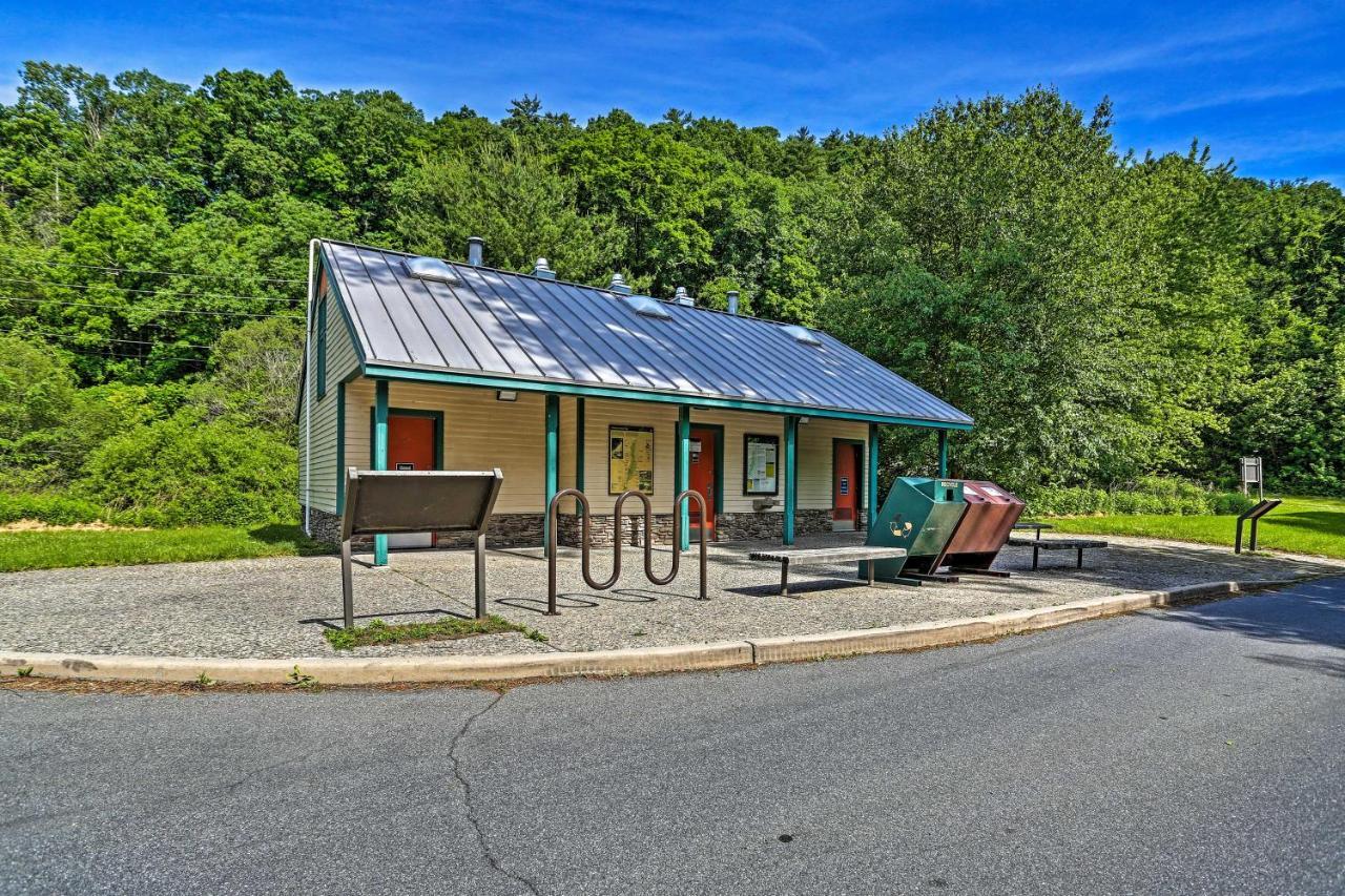 Modern East Stroudsburg Home With Deck And Gas Grill! Eksteriør bilde